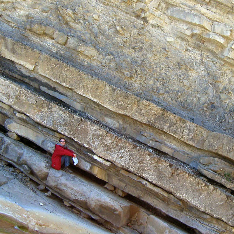 une personne en sortie géologie